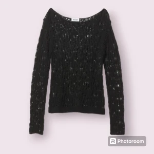 Hålstickad tröja - En alternativ hålstickad tröja från weekday i nyskick. Storlek M med långa ärmar och stretchigt material.