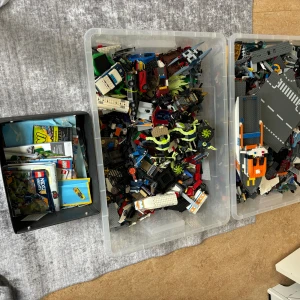 2 lådor Lego. - Det är i mycket gott skick, de flesta delarna till samtliga instruktionböcker ska ingå i boxarna!
