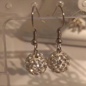 Handgjorda örhängen - Handgjorda örhängen, skit vilka ni vill köpa eller för frågor❤️(OBS)Läs min bio innan du köper)❤️30kr för alla ett par för 5kr❤️