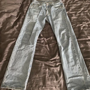 Levis jeans 501 - Knappt använda, lite mörkare än på bilderna men inte så mycket. Mycket bra skick!