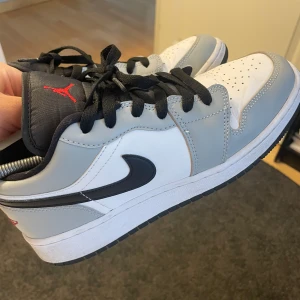 Air Jordan 1 Low 'Light Smoke Grey' - Bra skick, storlek 39