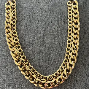Fejk guld kedja halsband. Det rostar inte, köptes för 383kr säljs för 20
