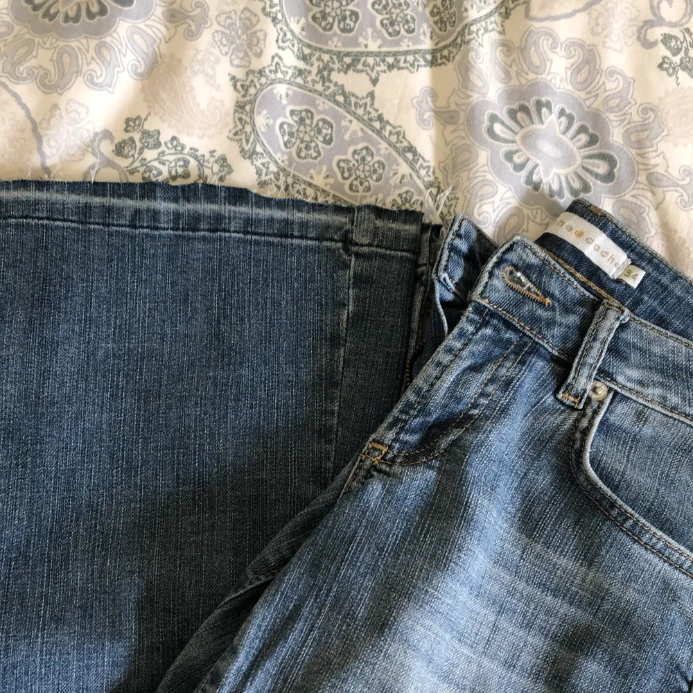Jättefina jeans med kronor på bakfickorna och rhinestones. Dom är bootcut! Jättebra skick! Midjemåttet är 72cm och innerbenslängden är 82cm💕 tryck på köp nu 💕. Jeans & Byxor.