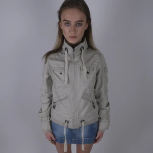 Vårjacka - Beige vårjacka, modellen är 169cm