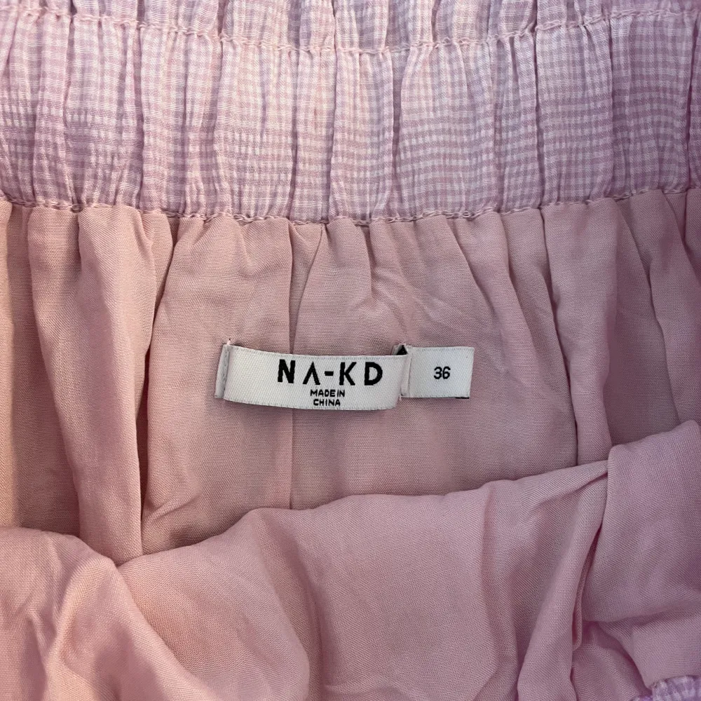 Säljer min rosa kjol från NA-KD. Kjolen har aldrig använts så är därför i bra skick. Hör av kring frågor.. Kjolar.
