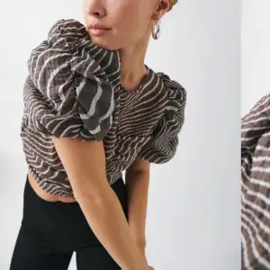 Säljer denna slutsålda blus från Ginatricot så fin till en kjol eller ett par jeans 😍💕nypris: 399kr 