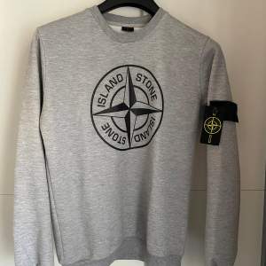 Stone island sweatshirt | Skick 9/10 | Storlek: M | Obs! Replika (Får två badges) 