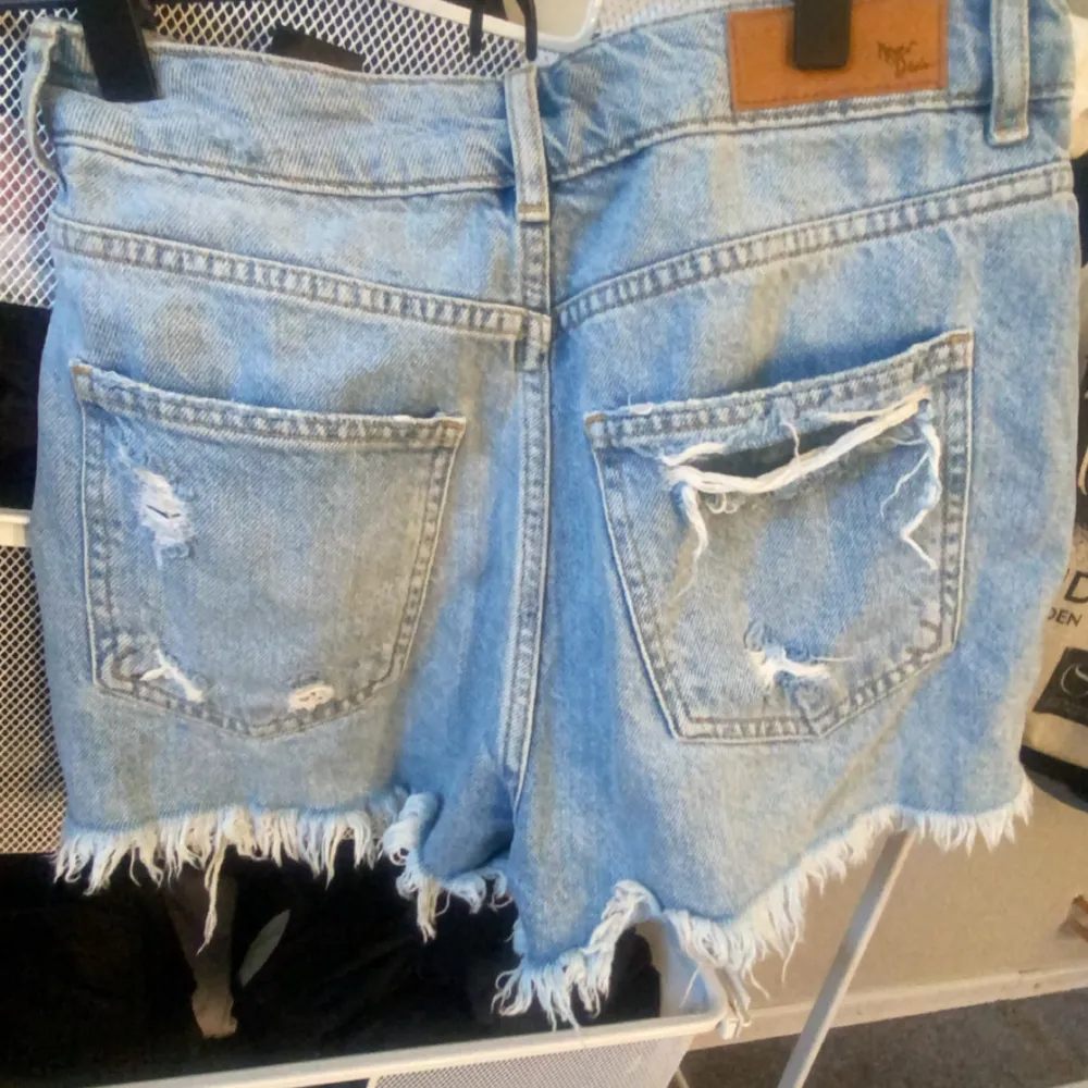 Jätte fina jeans shorts med hål. Nästan aldrig används o h säljer för att dessa blivit lite små och korta för mig❤️. Shorts.