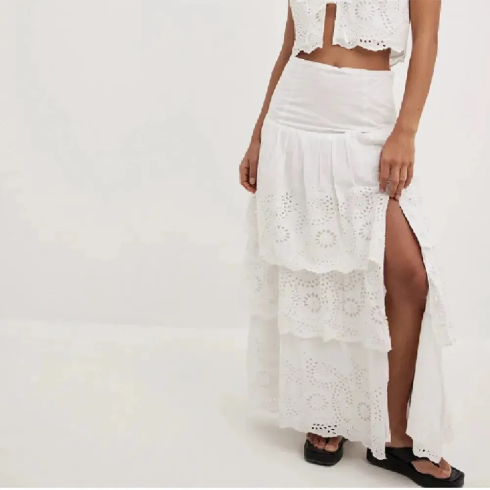 Såå sjukt snygg vit volang kjol med slits som inte säljs längre!! Använd ca 2 gånger så helt i nyskick och inga defekter!!! 💞💞. Kjolar.