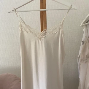 Spetslinne  - Knappat använt 🤍