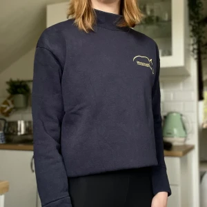 Tröja - Mörkblå tröja från Gina Tricots Equestrian Collection. Använd i stallet men i bra skick och såklart tvättad! 🌼