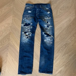 Ralph Lauren Jeans - Unika och eftertraktade, ovanliga Ralph Lauren Jeansen i väldigt bra skick. Alla slutningar som syns på bild är del av designen. Är själv 177 c och sitter bra i längd. Passar bäst i längd på pers -177-182 cm. 