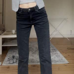 Mörkgråa lågmidjade jeans från zara💕Använda en gång, säljer pga inte min stil✨