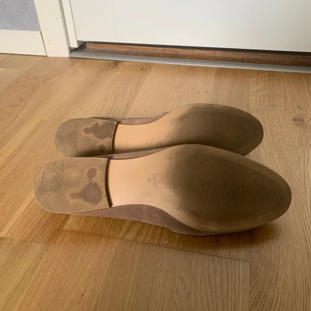 Ett par eleganta loafers i storlek 40. Varan har endast tecken av användning på sulan (se bild 2). Annars är de precis som nya! Har du några frågor så kontakta mig.. Skor.