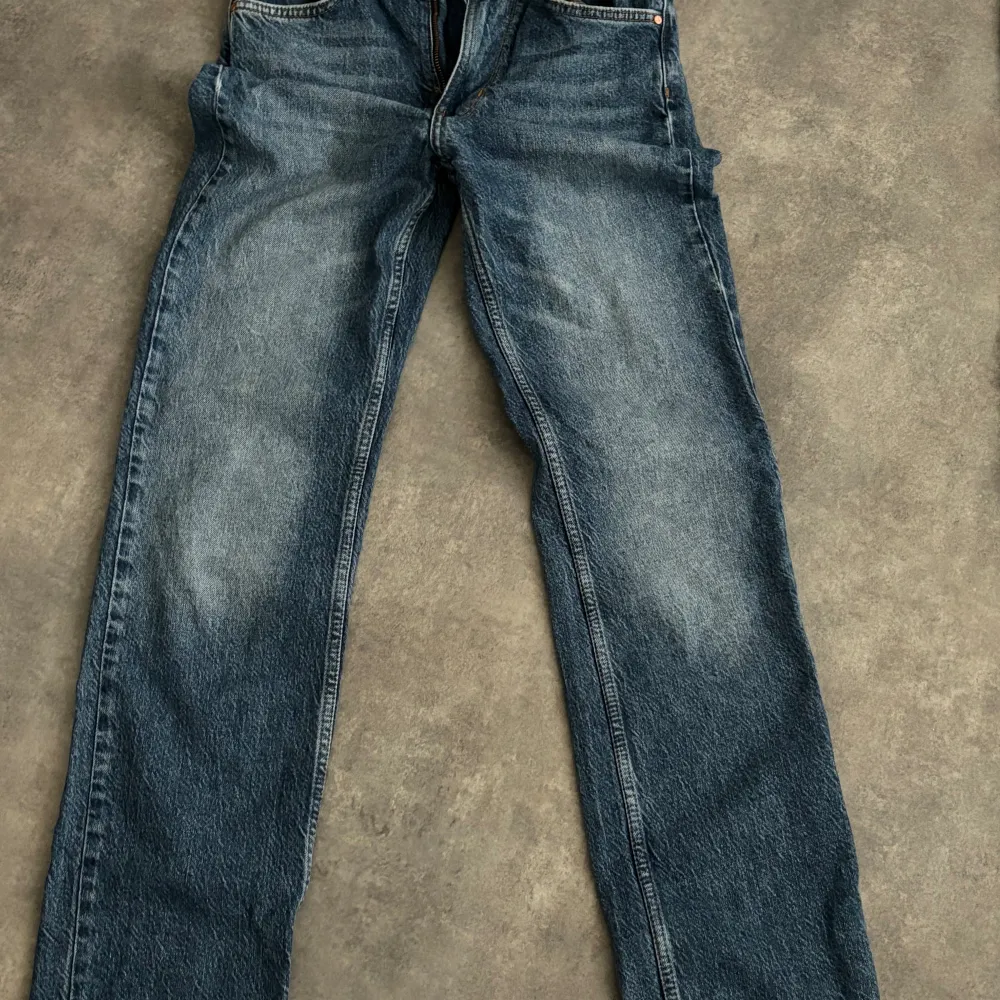 Fina Högmidjade mörkblå jeans, i super bra skick. Super långa i längden och färgen passar till mycket.💕💕 . Jeans & Byxor.