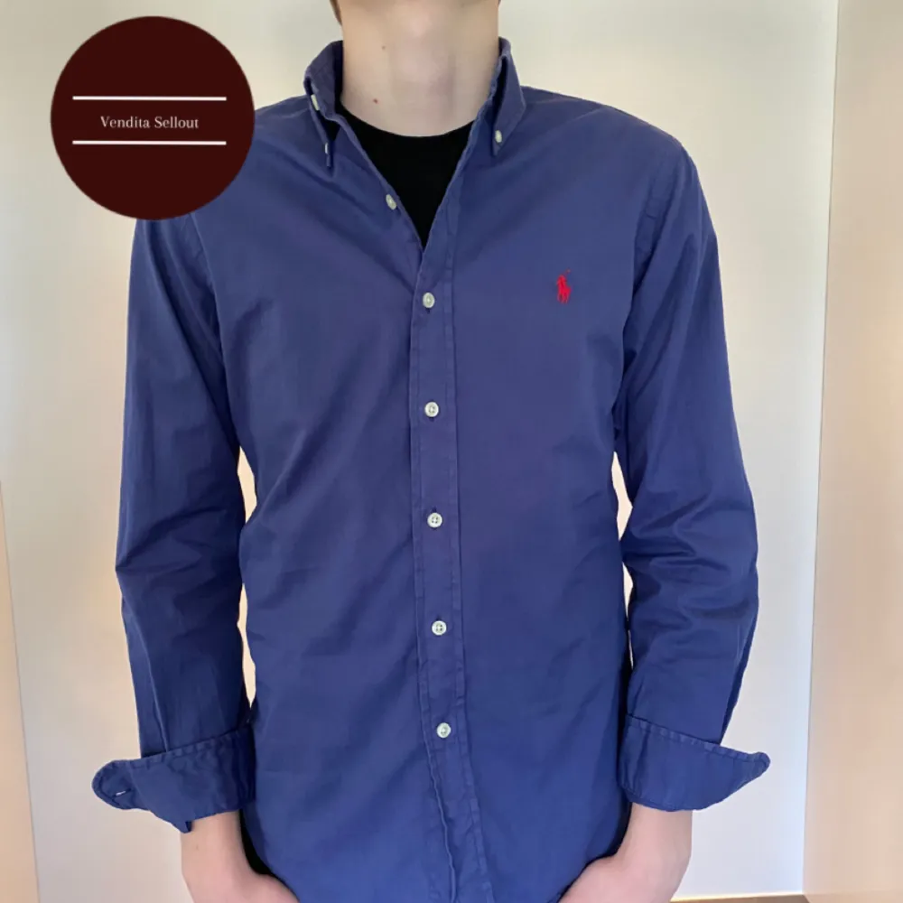 Säljer denna väldigt eftertraktade skjortan från Polo Ralph Lauren för endast 399!kr🤩| super bra skick utan defekter! | skriv vid frågor och funderingar!😁. Skjortor.
