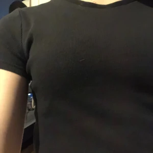 T- shirt - Basic svart t- shirt. Kontakta Järna vid frågor☺️☺️🩷🩷🩷