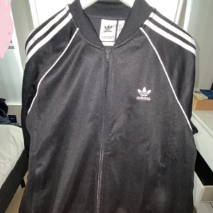 Adidas sst - Adidas sst i storleken L köpt på boozt för 599 men använder aldrig så därav priset. Skriv om ni e intresserade eller vill ha fler bilder så löser vi🤙