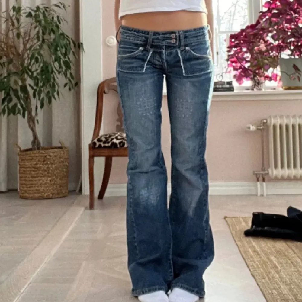 Säljer dessa super snygga lågmidjade jeans!💗Jeans storlek är 36. De passar bra i längden på mig som är 174❣️. Jeans & Byxor.