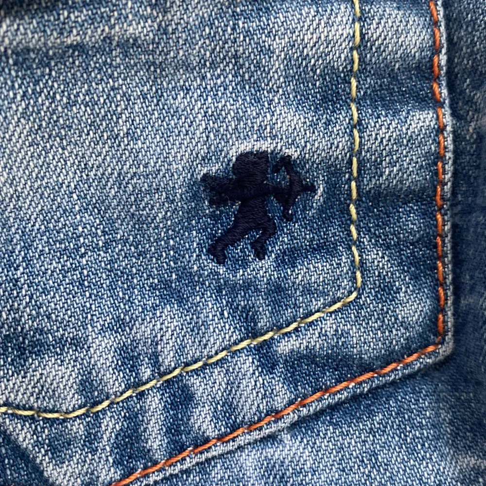 Ett par coola jeans med många snygga detaljer. Innerbenslängden är 73,5 cm och midjemåttet är 38 cm tvärs över. Skriv privat för mer info🤙🏻. Jeans & Byxor.