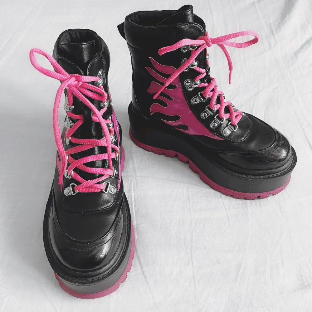 Feta veganska Helios Flame Combat Boots från KOI Footwear! ⛓️💞🖤Storlek 37 📏I bra använt skick! ✨Kostade 1100kr nya men säljes för 280kr. Köp nu 💌. Skor.