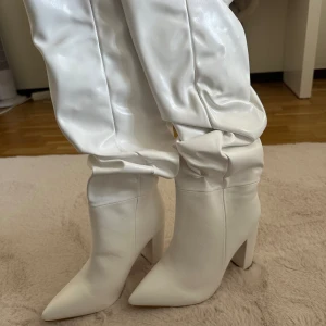 Vita boots klackar  - Aldrig använt 