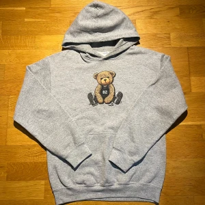Fashion Bear - Säljer denna tröja för liten på mig. Nypris:  ca 1000 kr. Bra skick men tecken på använd såklart. 😀😀