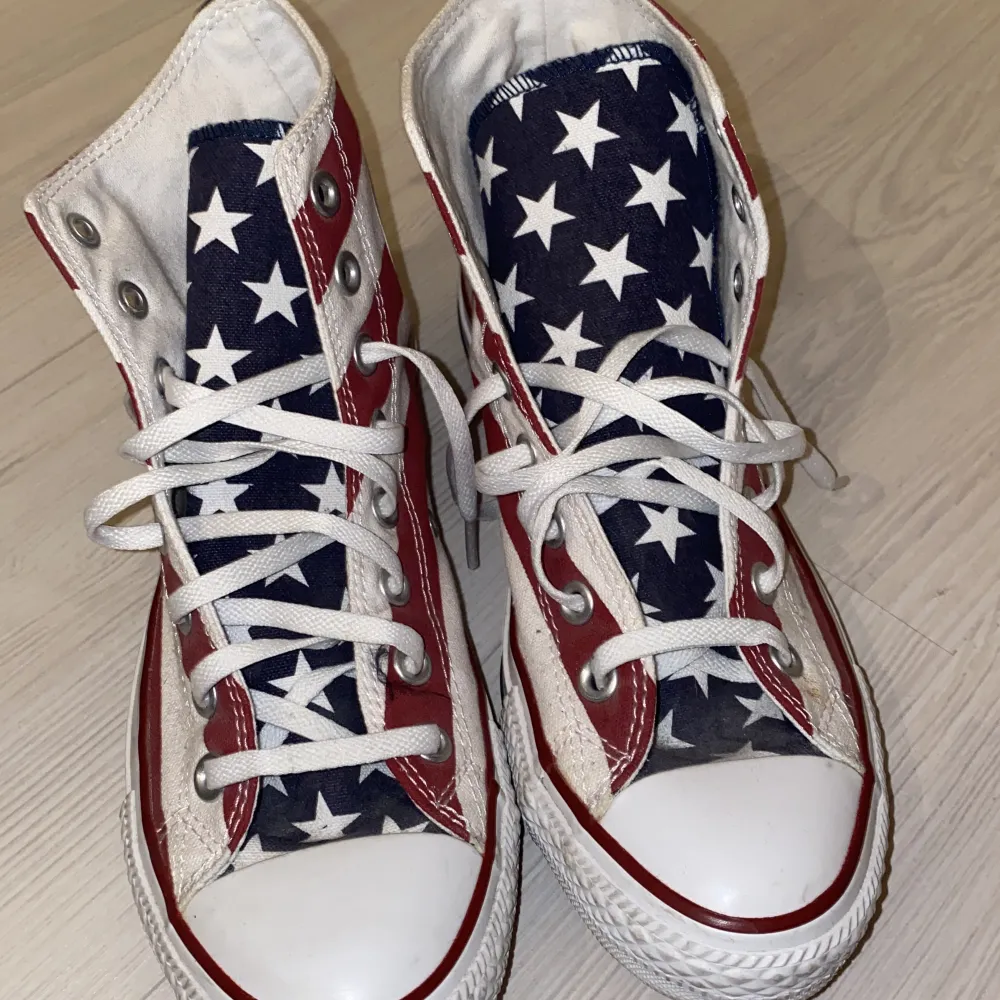 Coola Converse skor med USAs flagga på, använda få gånger. Skor.