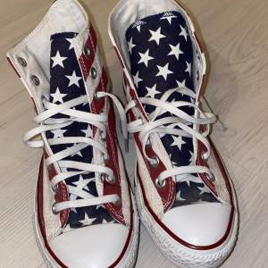 Coola Converse skor med USAs flagga på, använda få gånger
