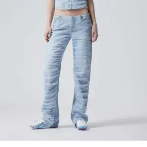 Kollar intresset på mina jättesnygga och nästintill oanvända jeans från Weekday! Stl 29 och sitter bra på mig som är en 36a. Långa på mig som är 176.
