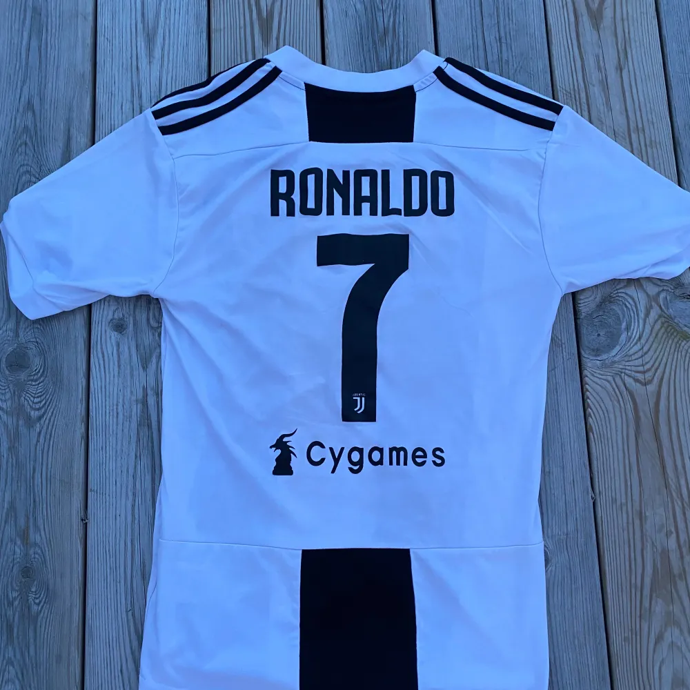 Hej, säljer denna Ronaldo tröja ifrån när han spelade i Juventus, Tröjan är i brukbart skick, finns en deffekt på ”jeep” texten som man kan se på sista bilden. Annars så är tröjan i bra skick. Pris kan diskuteras vid snabb affär! Dalarna_resell. T-shirts.