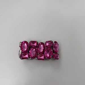 Armband - Jättefint armband med lila stenar som är elastisk!!!