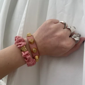 Balenciaga armband  - Säljer nu mitt så sjukt snygga rosa balenciaga armband med guldiga nitar. 
