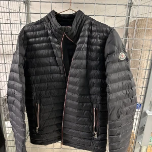 Olika märkes jackor  - Olika märkes jackor  Moncler, Stone island, Polo Ralph Lauren  Strl: S-M