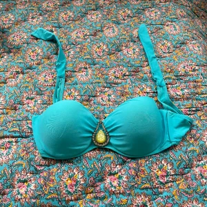Bikiniöverdel  - Bikiniöverdel  Osäker på storleken  M? Fint skick! 💗