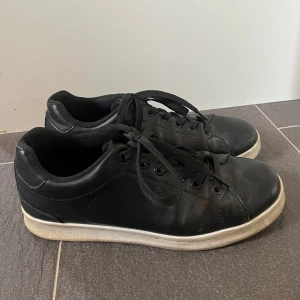 Vårskor - Jättefina sneakers i bra skick perfekt till våren! Tvättas innan de skickas!