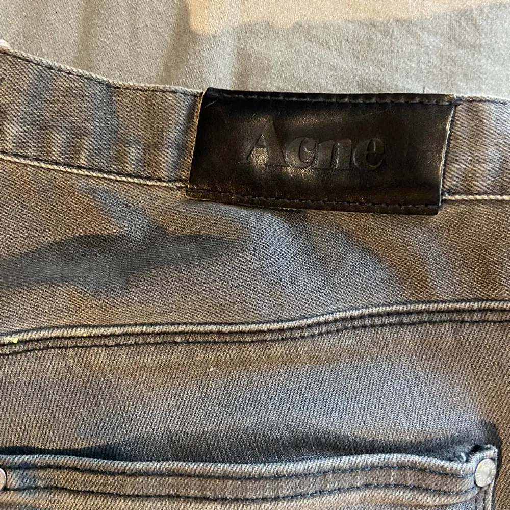 Hej, ett par acne jeans e helt nyskick! Nypris  drygt 3000kr. Jeansen är storlek 33/32 och är en lite slim modell. Tveka inte att höra ev er för bättre & fler bilder!. Jeans & Byxor.