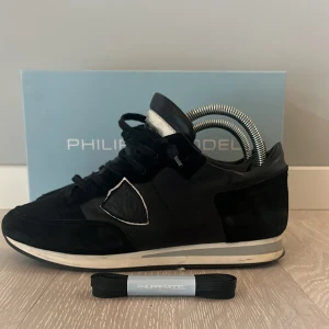 Philippe model trainers - Säljer ett par feta Philippe model trainers i skick 7,5/10 box och nya snören tillkommer. Stora i storleken så passar typ dig som har 41. skriv dig frågor pris kan diskuteras vid snabb affär. 