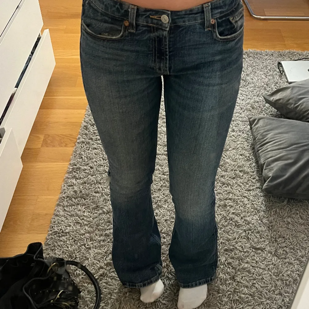 Säljer mina supersnygga zara jeans! De två ugglorna på sidan av jeansen har lossnat på ena sidan, men går enkelt att laga!💞💞💞💞🥰🥰. Jeans & Byxor.