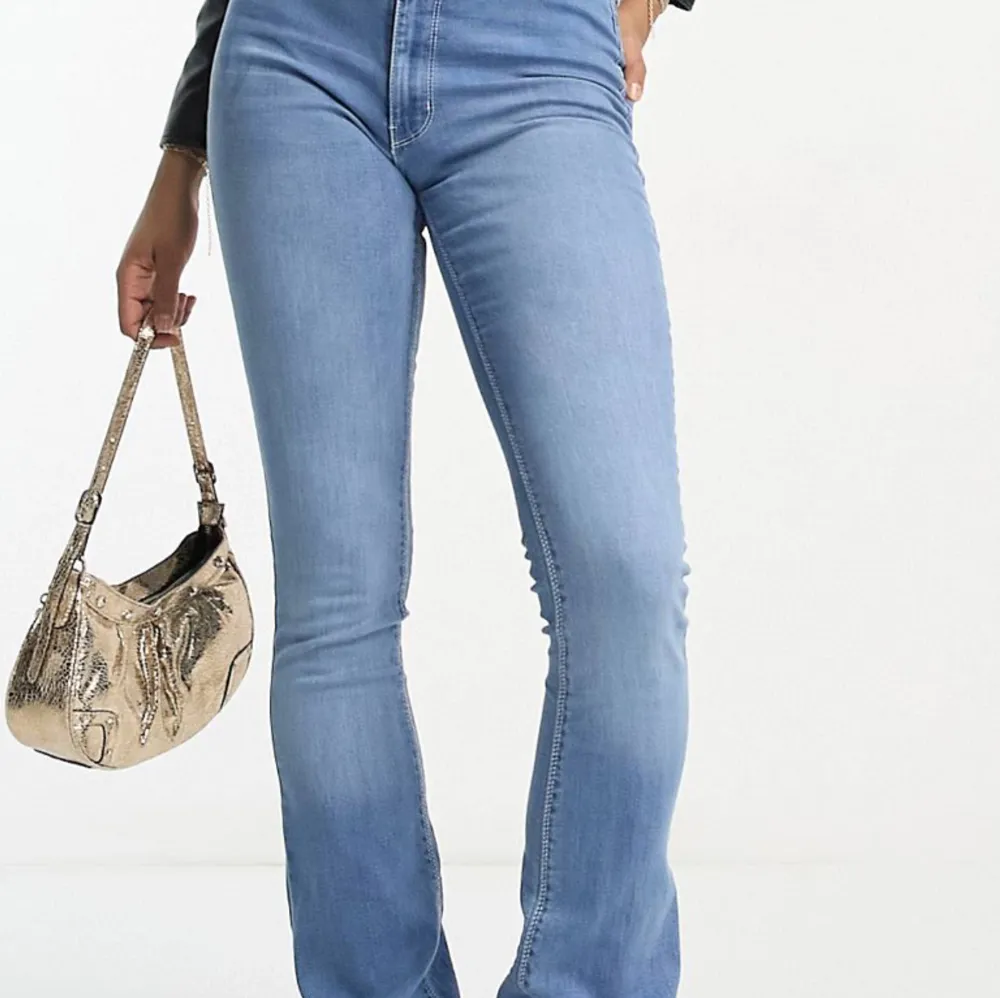 Säljer dessa oanvända jeans, lågmidjade. Fler blir kan skickas vid intresse. Jeans & Byxor.
