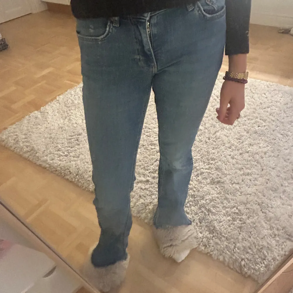 Supersnygga jeans från Gina tricot men som tyvärr inte kommer till andvänding eftersom att jag har liknade jeans💓dem har ett litet ”hål” men som knappast syns alls🙏🏼. Jeans & Byxor.