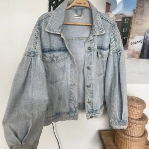 Jeansjacka - Så fin jeansjacka med lite större ärmar, perfekt nu till våren. Jackan har inga defekter och är knappt använd⭐️💕