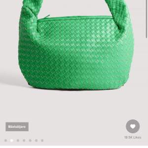 Superfin grön väska från nakd.  Väskan är i väldigt bra skick då den endast är använd vid fåtal tillfällen. 
