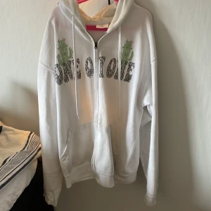 One Of One Zip Hoodie - Säljer denna lite billigare än vad den egentligen är värd för lite pärlor har lossnat för fel tvätt, men nu sitter resterande kvar iallafall! Storlek:M Nypris:1500kr 