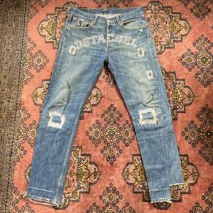 Blå slitna jeans av märket Detached Storlek 32/32 Små ”kristaller” fram på byxorna