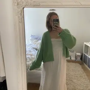 Säljer denna gröna stickade cardigan ifrån zara, perfekt till de kommande sommarkvällarna💘 använd en gång så plagget är i bra skick. Plagget är i storlek L då jag ville ha den lite mer oversized