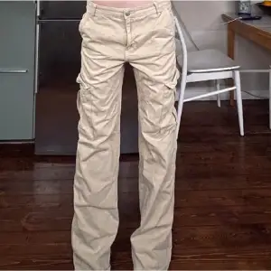 Säljer dessa super coola y2k cargo jeans då de inte kommer till användning💕 storlek 40 men passar M-S