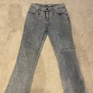 Snygga lågmidjade jeans som inte används 