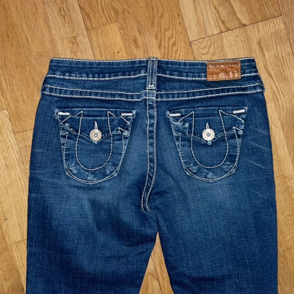 Säljer min lågmidjade true religion jeans. Bootcut i bena! Tveka inte att höra av er om frågor🫶🫶. Jeans & Byxor.