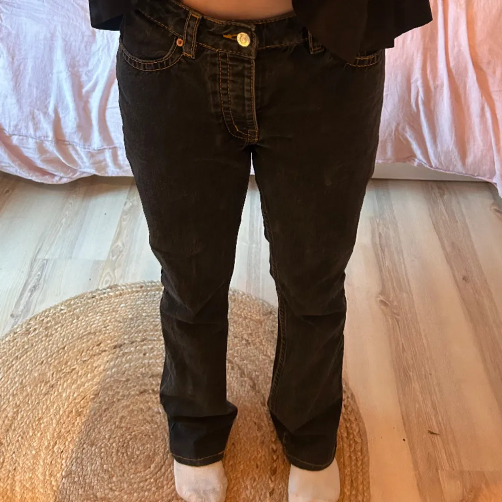 Lågmidjade svarta jeans från ASOS. Storlek 28/34 men jag har sytt upp de så de passar min längd (är 166). Skriv för fler bilder!🖤✨. Jeans & Byxor.